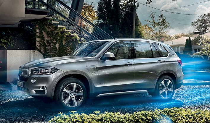 BMWItalia's tweet photo. Dopo 30 km di autonomia elettrica, potete ricaricare la batteria in sole 2,45 ore. #BMW #X5 #xDrive40e #iPerformance https://t.co/yGmesg5pZn