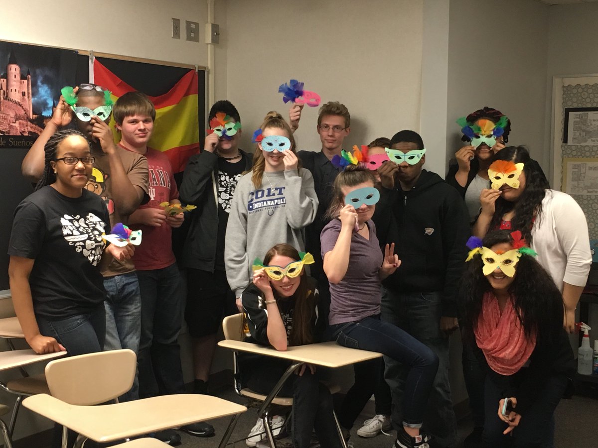 el club de español hizo unas máscaras para celebrar Carnaval. ¡qué divertido!