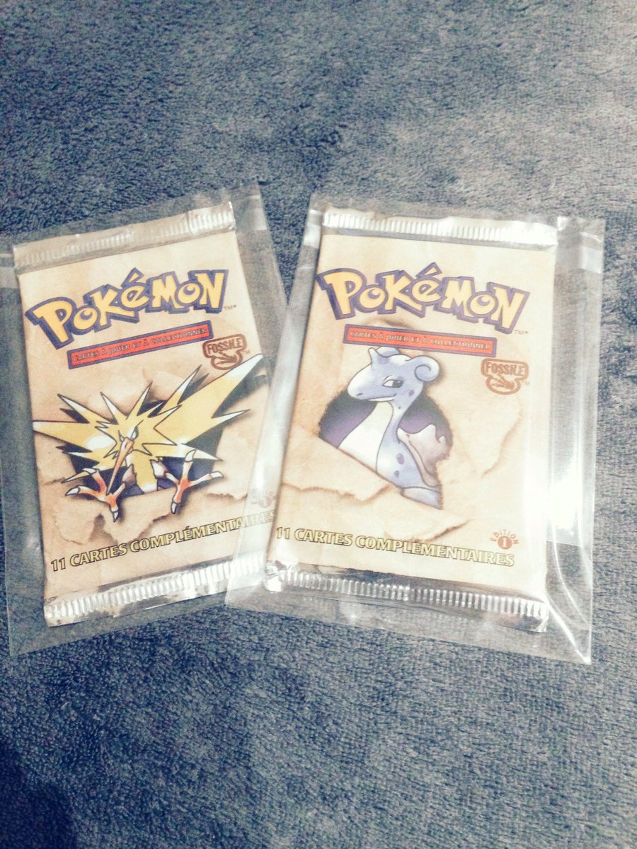 coindespokemon's tweet photo. Mes deux seuls boosters #Pokemon #Fossile édition 1 😶 Hâte d'en trouver des nouveaux!! https://t.co/aGkUcvEs5x
