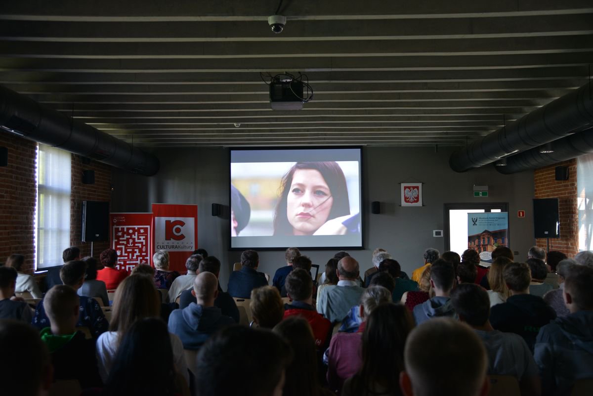 MuzeumAK's tweet photo. "Bohaterowie ze Steinu": pokaz w niedzielę o 15:00. Będą: reżyser Piotr Szalsza i producentka Zofia Beklen #Stragan https://t.co/Kr5rjjTmKu