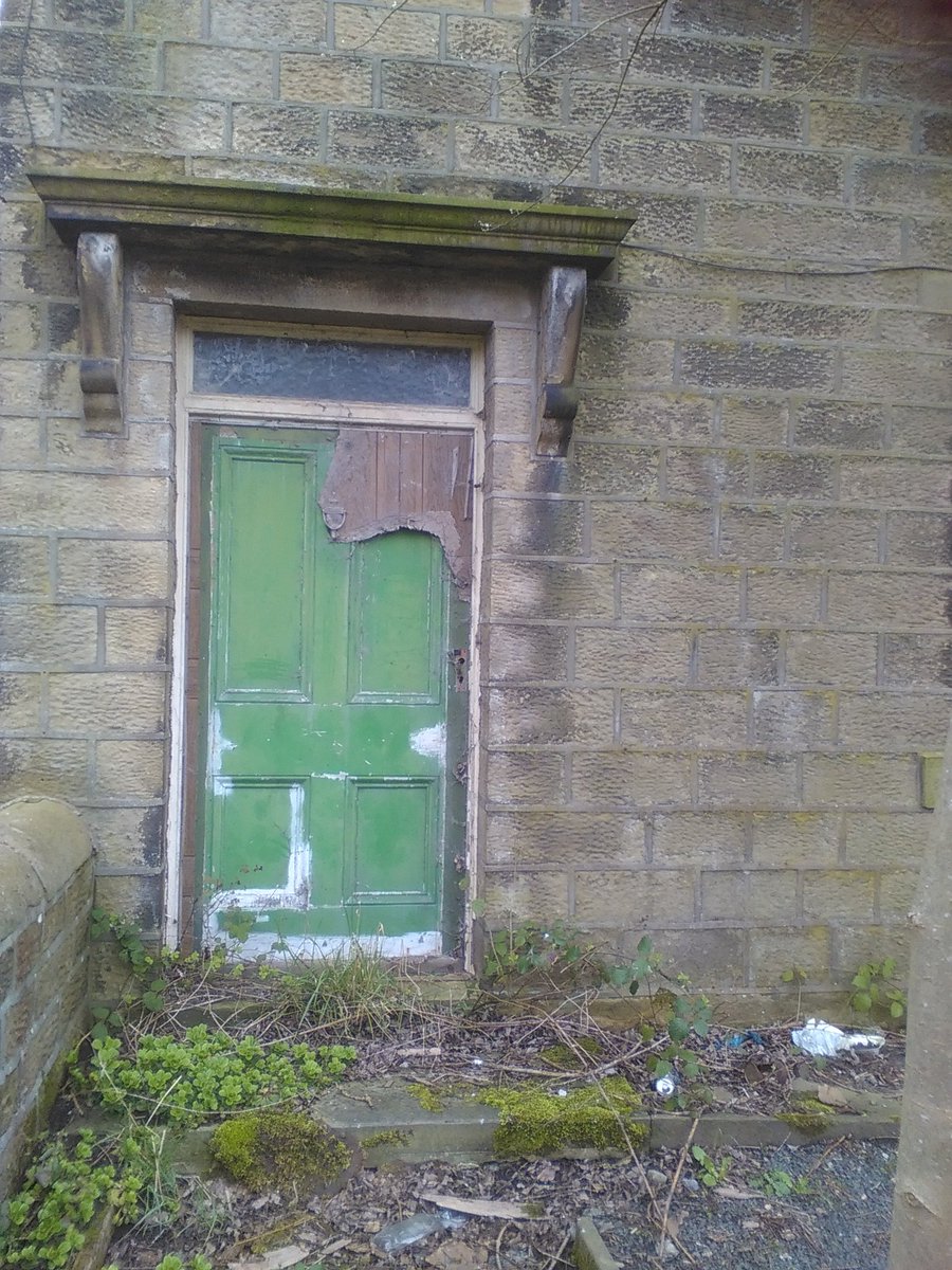 HelSingleton's tweet photo. Canal Doors.  Reached Bingley Five Rise.16 mile canal challenge Skipton to Shipley #coffeebreak @IncommunitiesHA https://t.co/3QHY4KnaAm