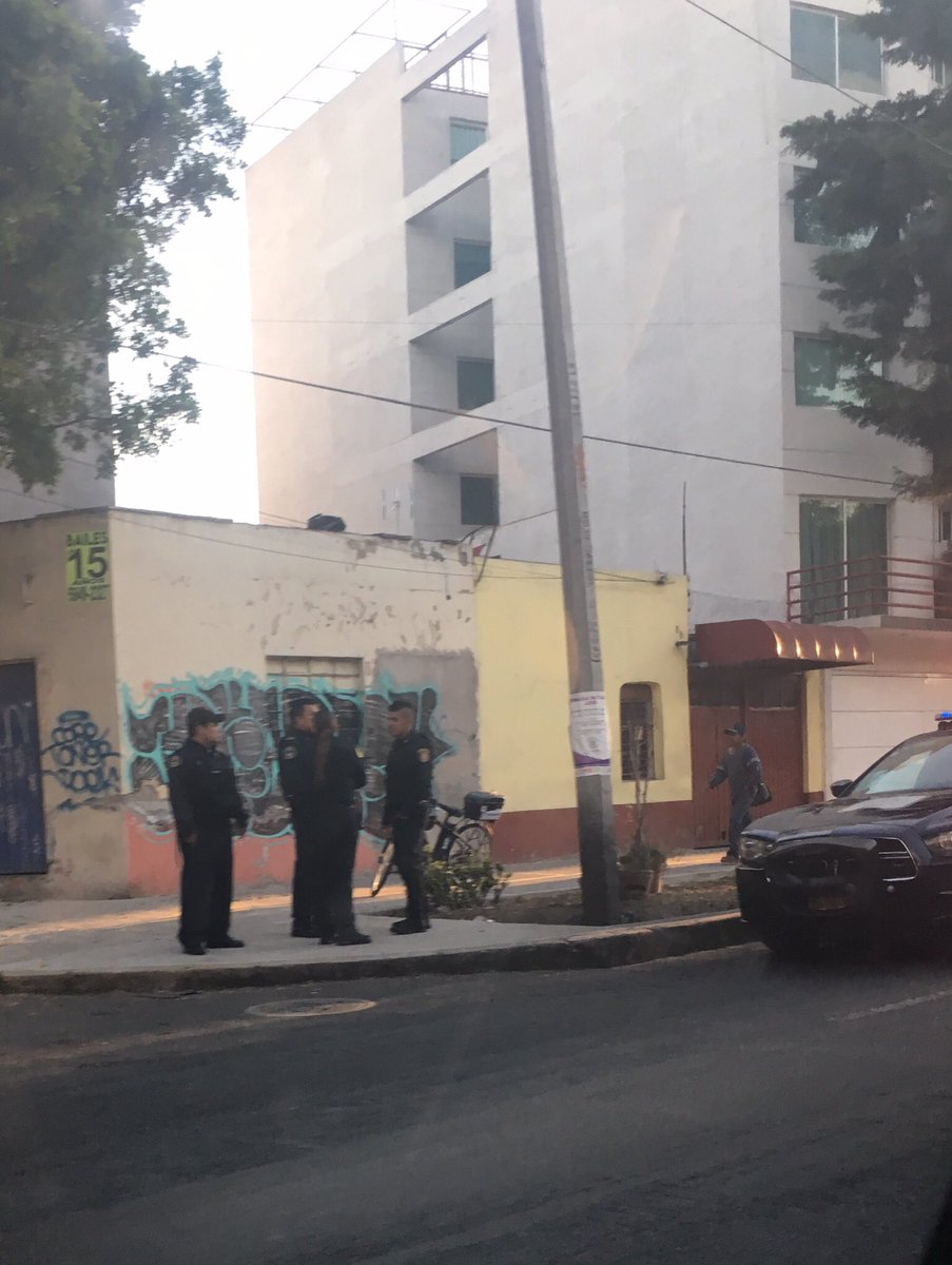 stephii_ale's tweet photo. @primerotuimagen #PrimeroNoticias @CarlosLoret Eje 6 Sur y Plutarco Elías C, la patrulla estorbando y ellos fumando! https://t.co/YHKrBya25p