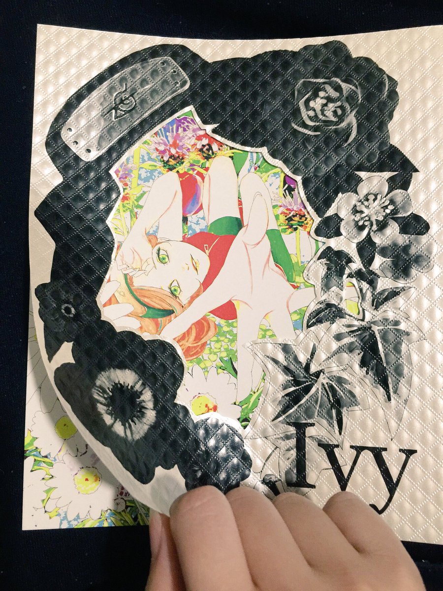 @Akira__sssk 本のサイズはB5変型、表紙から口絵が見えるデザインになっております。
これはサンプルですが、本刷りではタイトルと絵の一部が箔押しされる予定です! 