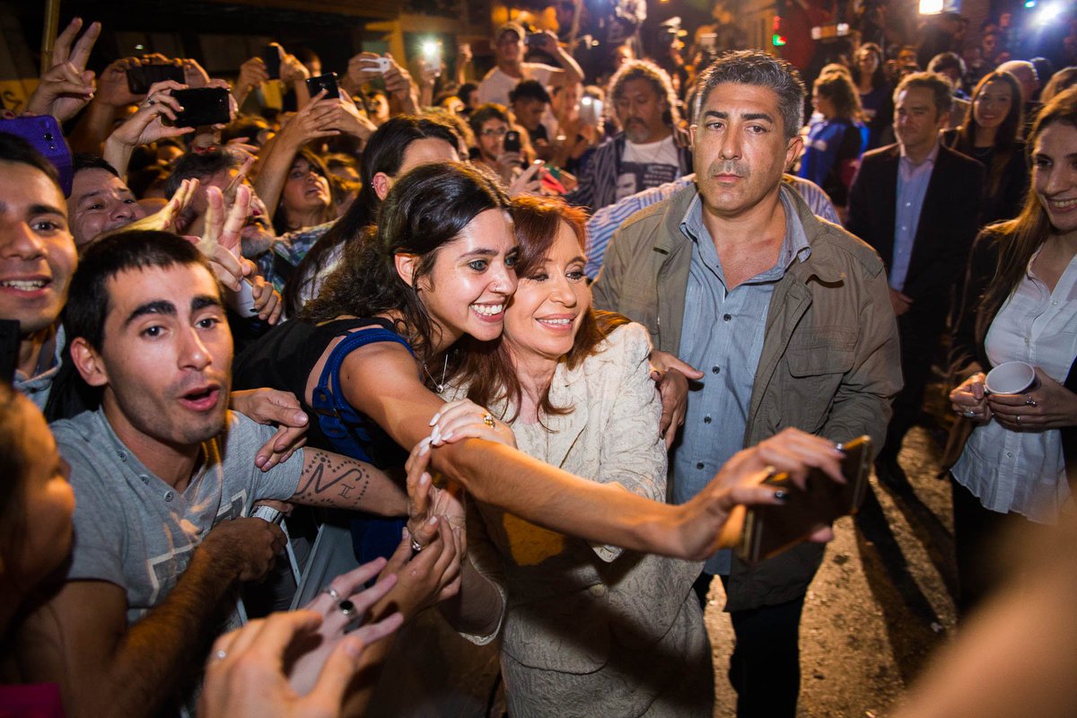 inst_PATRIAar's tweet photo. -@CFKArgentina con los militantes en la puerta del Instituto PATRIA https://t.co/ziV9jQET18