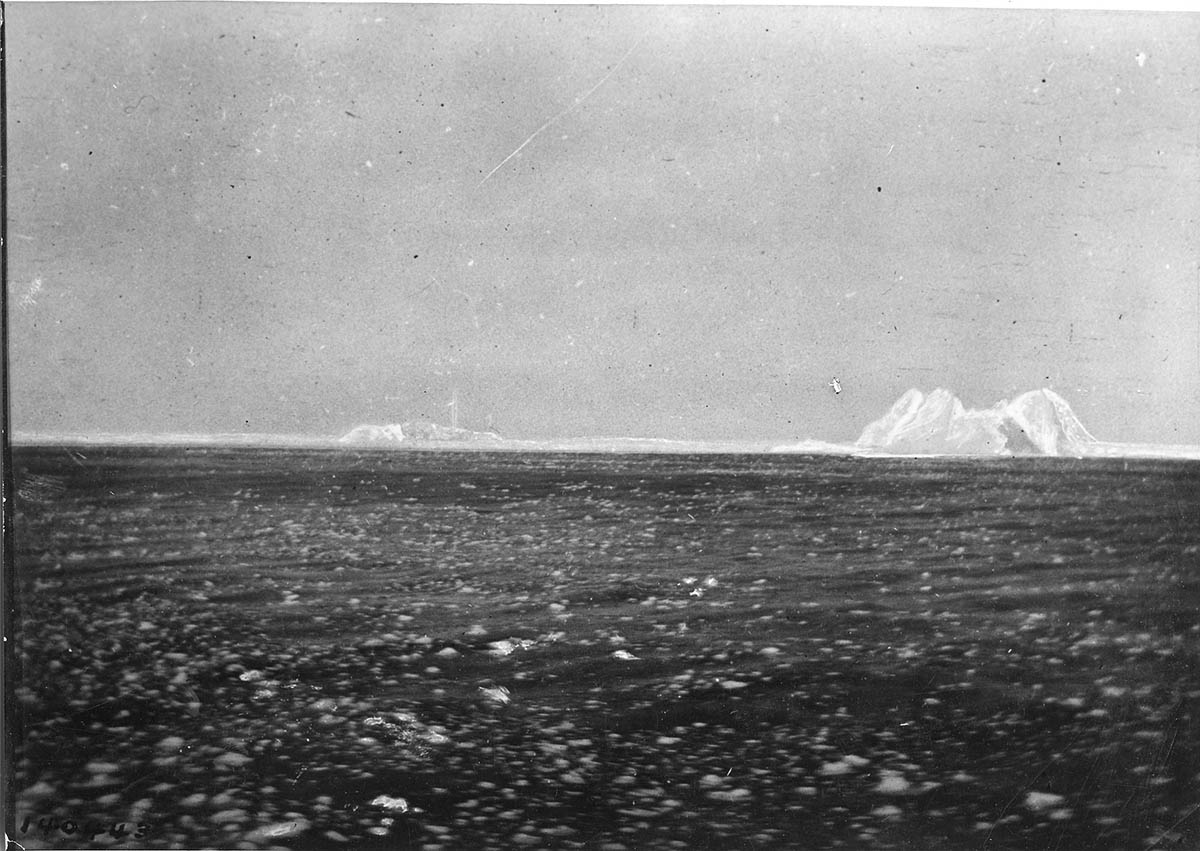 Photo of the iceberg identified as the one that sank Titanic, by 17-year-old Bernice Palmer: ow.ly/10Fd5F