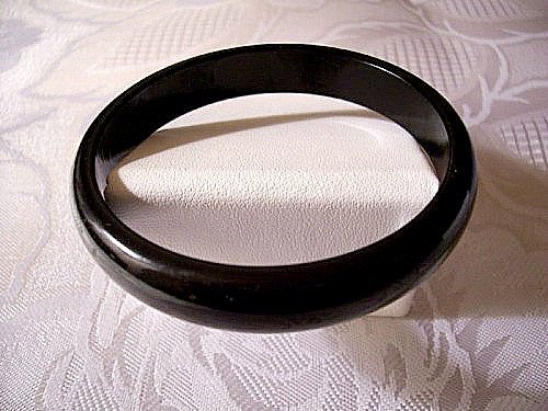 Black Medium Bracelet Bangle Vintage Medium Size Domed Ed… tuppu.net/1ad5f942 #PrettyJewelryThings #BlackBangle