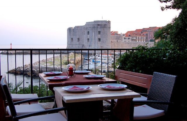 If Dubrovnik is your next holiday destination, take a chance to eat in restaurant Komarda. ow.ly/10z15M