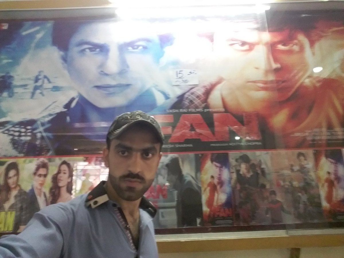 SRKPakFC_CFC's tweet photo. @iamsrk #FanFDFSwithCFC in Pakistan.
@FanTheFilm 😍💔💔 Cant expain our feelings.But have to say that"tu nhi samjhega" https://t.co/2ofzbsD4XR