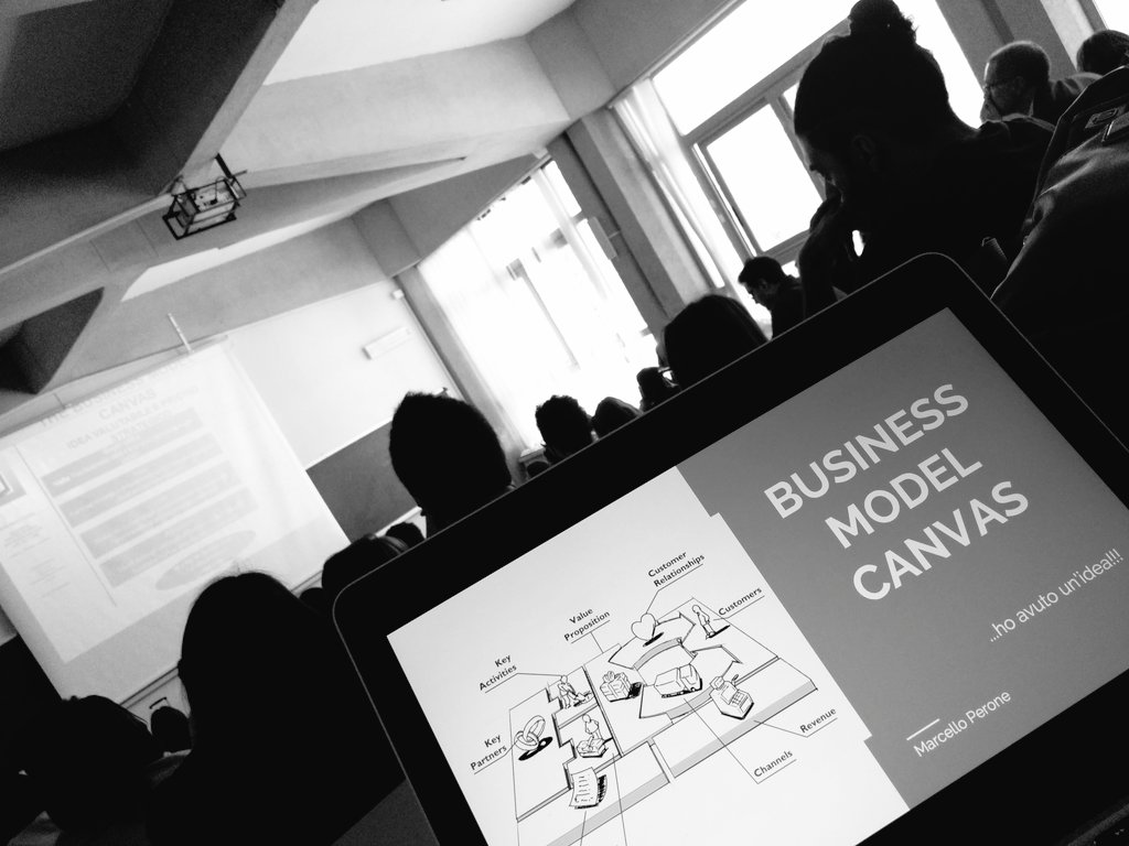 marcelloxone's tweet photo. ...#aula #gremita qui alla #facoltá di #economia di #messina https://t.co/CcXETvGUQI
