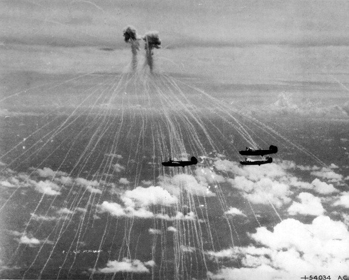 偏見で語る兵器bot On Twitter 三号爆弾 アメリカ爆撃機のあまりの防御力に全然撃破できなくて困っていた日本 軍 まるで戦車みたいだぁ 直喩 ん 待てよ なら戦車を撃破するときと同じように爆弾撒けばいいんじゃないか という対空クラスター爆弾 なお命中率は