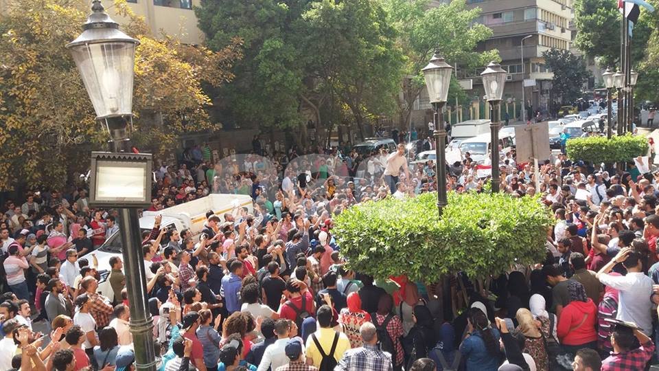 RassdNewsN's tweet photo. #رصد |"عيش حرية..الجزر دي مصرية" هتافات متظاهري #جمعة_الأرض من أمام نقابة الصحفيين الآن للتنديد ببيع  #تيران_وصنافير https://t.co/38EsBsZhEn