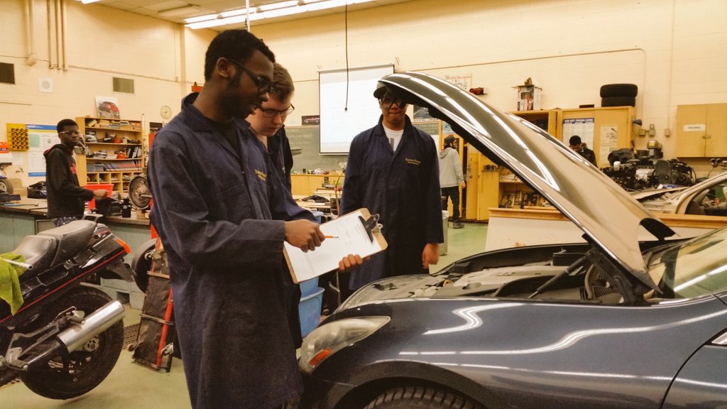 MrBarberTFSS's tweet photo. Period 1 #TFSSauto students in inspection/repair mode.
#infiniti #g37x #Teamwork https://t.co/uzNM8Bq8bU
