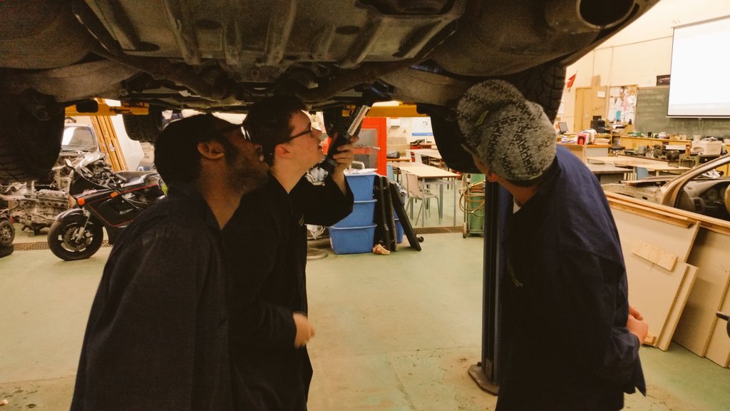 MrBarberTFSS's tweet photo. Period 1 #TFSSauto students in inspection/repair mode.
#infiniti #g37x #Teamwork https://t.co/uzNM8Bq8bU