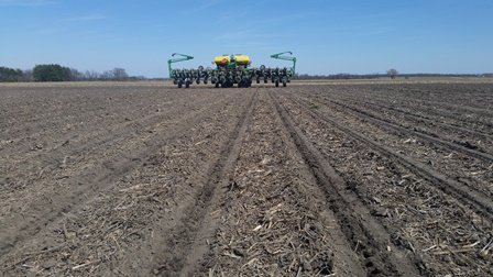 Planting some strips that were freshened with the Yetter Strip Fresheners.
#residuemanagement