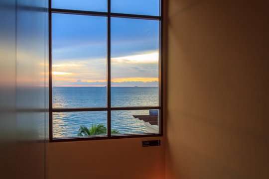 IntersealSW's tweet image. Turn glass from clear to opaque with the flick of a switch! ow.ly/10wOE5