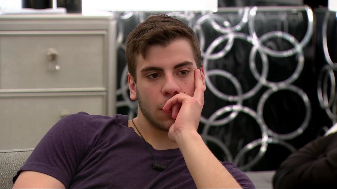 alyeveee's tweet photo. Not buying anything Kelsey's rambling on about 😏 #bbcan4 #bbcanlf https://t.co/ThaSR9hVDS