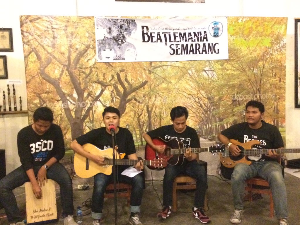 #nowplaying The Beatles - Revolution by Bluesands. Acara masih panjang guys. Kami tunggu di Retro Cafe ya