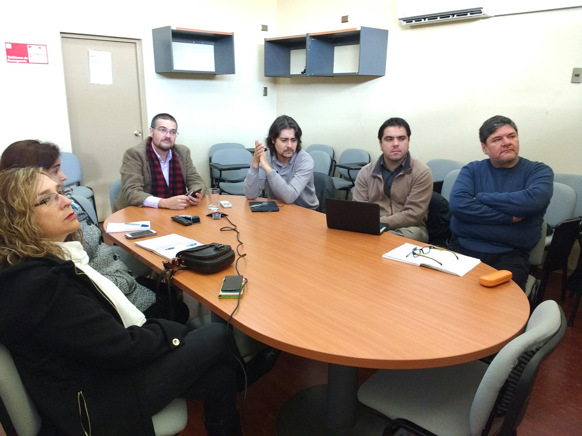 SenameLosRios's tweet photo. D.R @Ximena_Ferrada y equipo técnico #UPRODE y #UPPG @Sename_XIV en videoconferencia con @sename_gobierno por #SMAT https://t.co/nHxM1QS6Dq