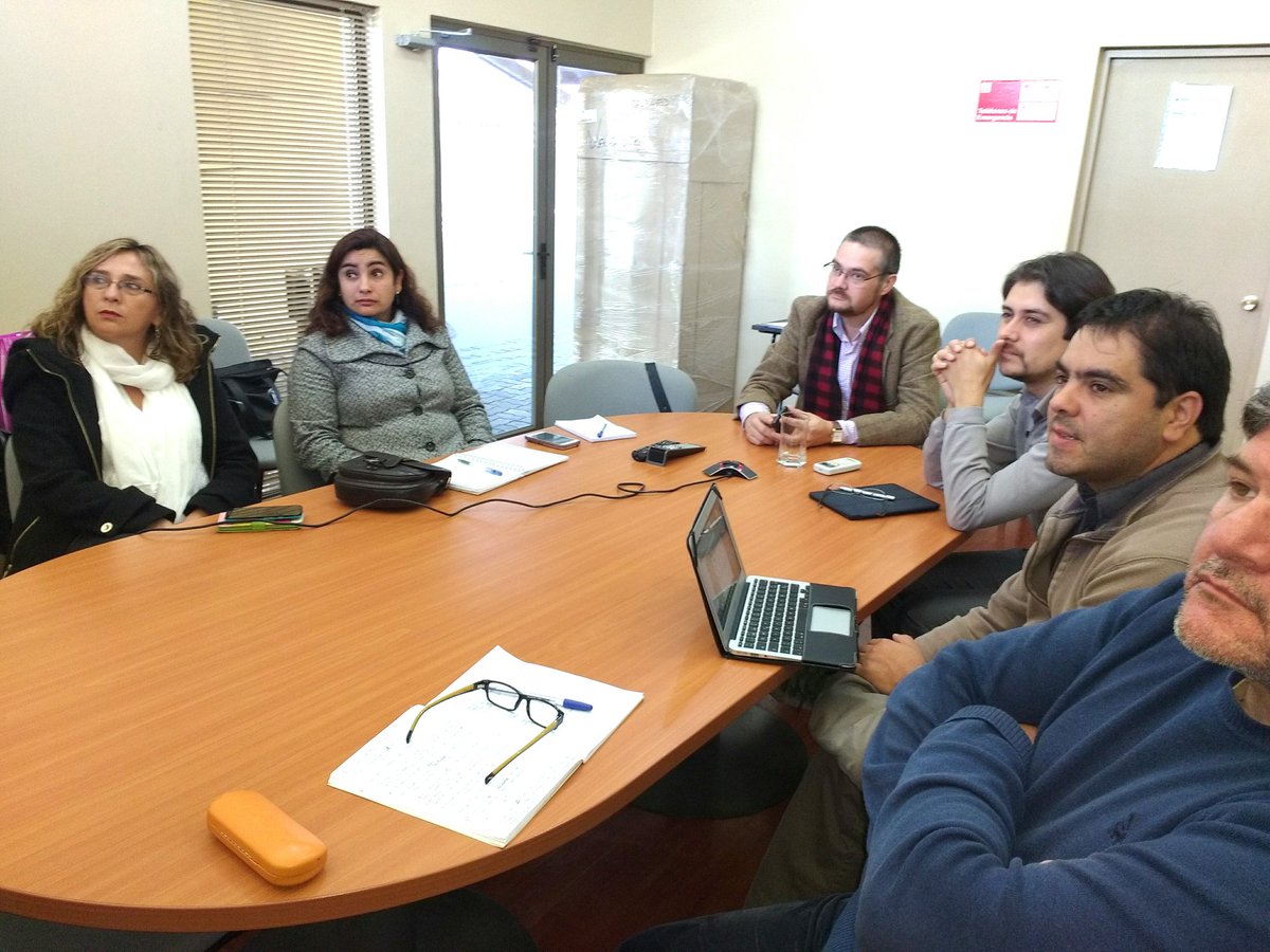SenameLosRios's tweet photo. D.R @Ximena_Ferrada y equipo técnico #UPRODE y #UPPG @Sename_XIV en videoconferencia con @sename_gobierno por #SMAT https://t.co/nHxM1QS6Dq
