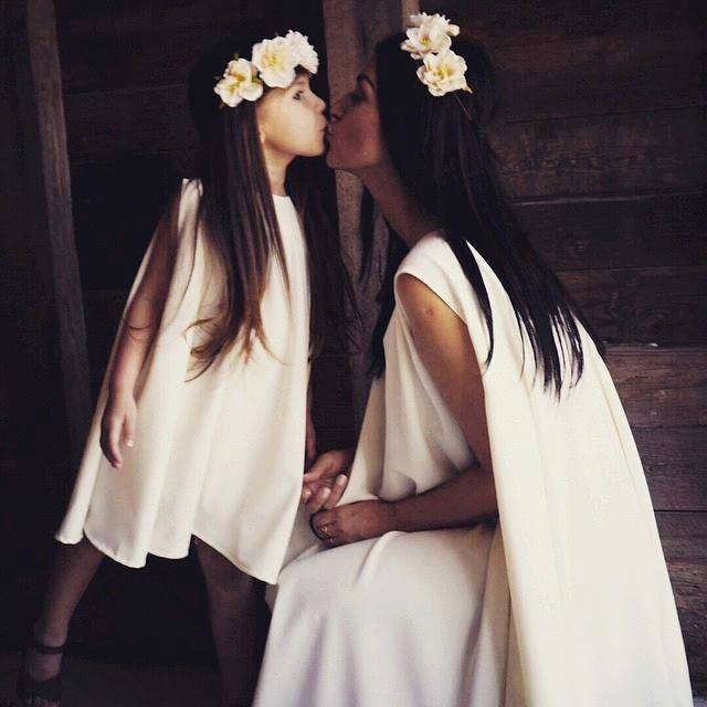 Мама и дочка с платьем. Стильная мама с ребенком. Мама с дочкой брюнетки со спины. Брюнетка с ребенком. Дочка брюнетка.