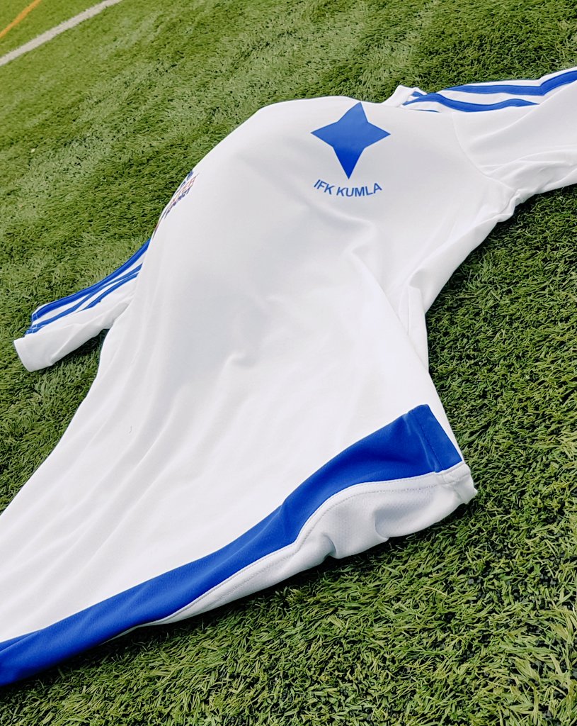 Årets hemmatröja på plats med hjärtat bultandes för klubbmärket! #kumlafamiljen