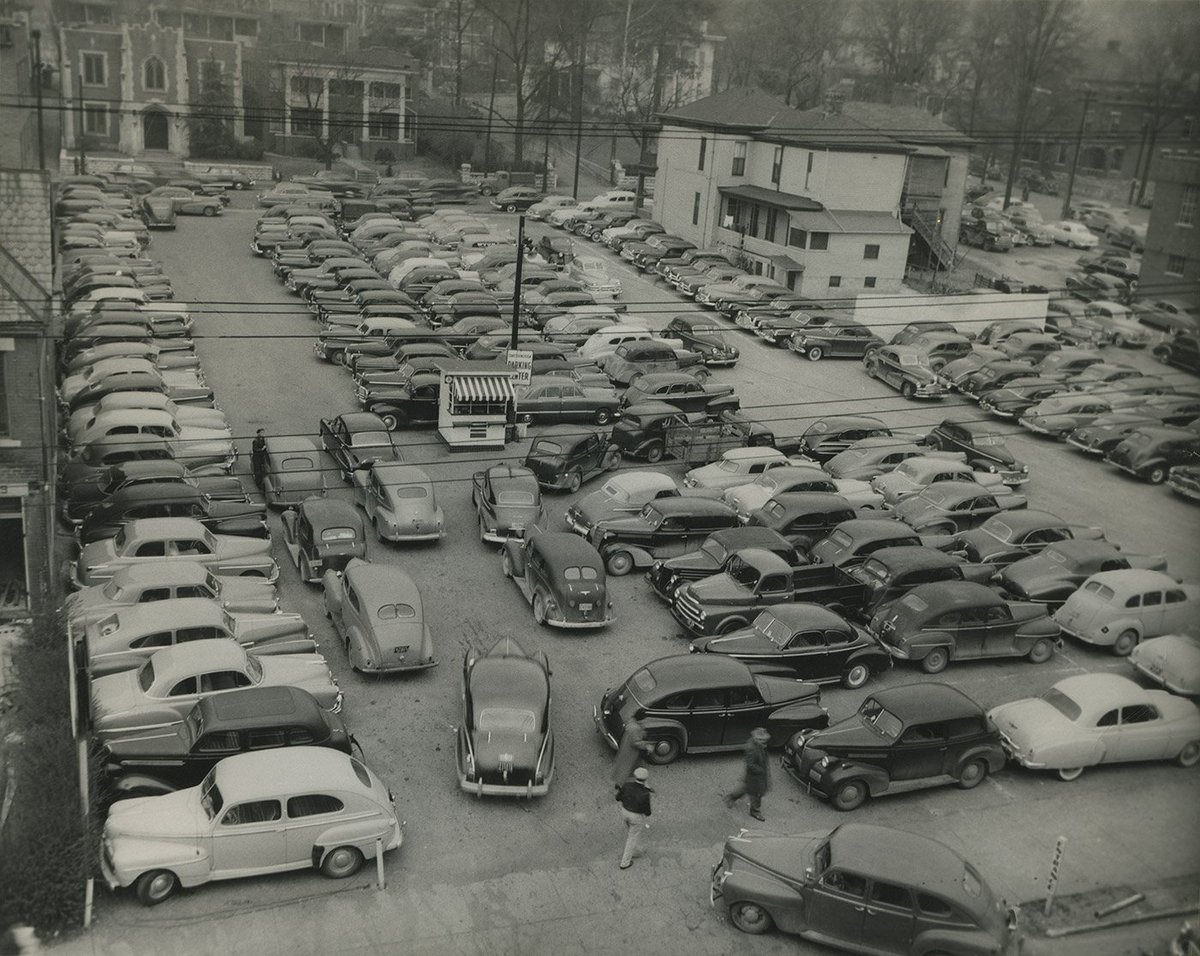 picnooga's tweet photo. Parking in Chattanooga,1952. Between the 600 block of Chestnut and Pine. #CHAHistory #CHA https://t.co/PwL2Db0psy