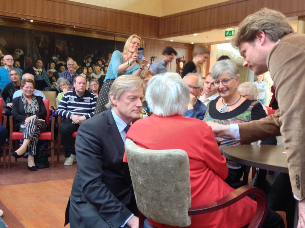 Boek 'ik heb dementie' <a href="/alzheimernl/">Alzheimer Nederland</a> neemt de staatssecretaris <a href="/mjrijn/">Martin van Rijn</a> in ontvangst