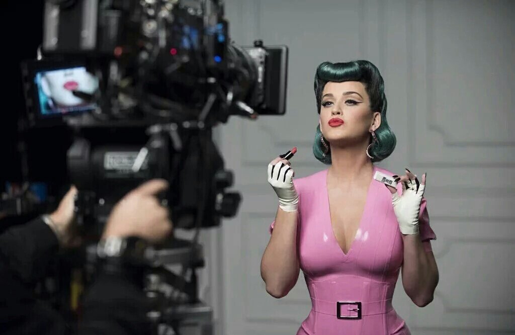 Katy Perry y sus fotos promocionales para su línea de maquillaje CgG4w2vWIAA_kf-