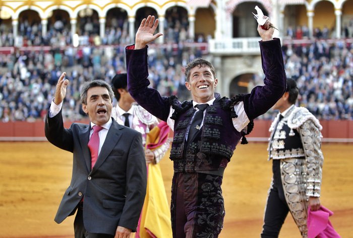 verdeguer's tweet photo. Mañana 13h #CulturadeBouRADIO @victorinotoros @escribanomanuel  @Comisioalgemesi #Algemesí 
https://t.co/nbOmR4V3YS https://t.co/lkxSiB5fUn