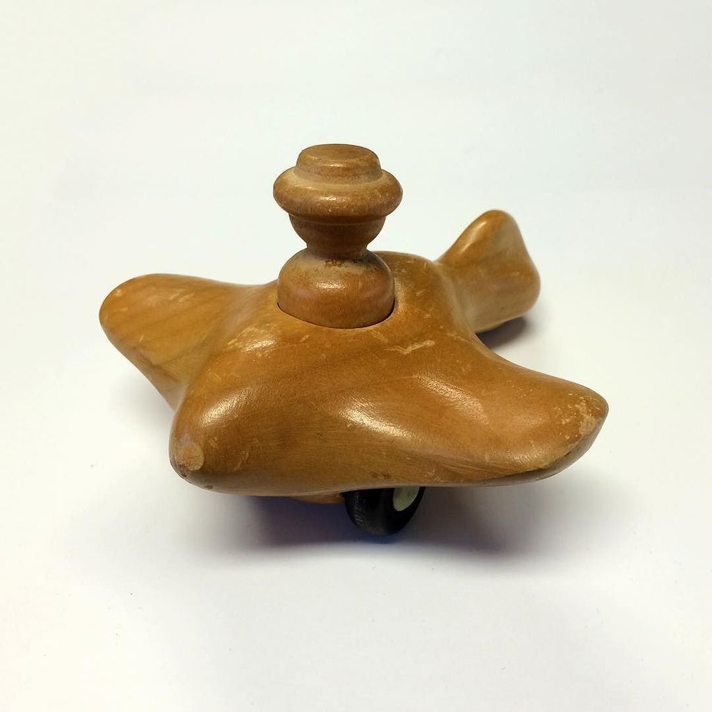 objctshop's tweet image. #AntonioVitali / #CreativePlaythings #Playforms / Wooden Plane and Pilot / circa 1950s

#f… ift.tt/1W4AfMm