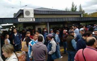 _marabuntas's tweet photo. ATUCHA. HOY Miles de personas fueron impedidas de entrar a su trabajo.Macri prevee despedir a los 2400 trabajadores. https://t.co/sQvtXBuTrF