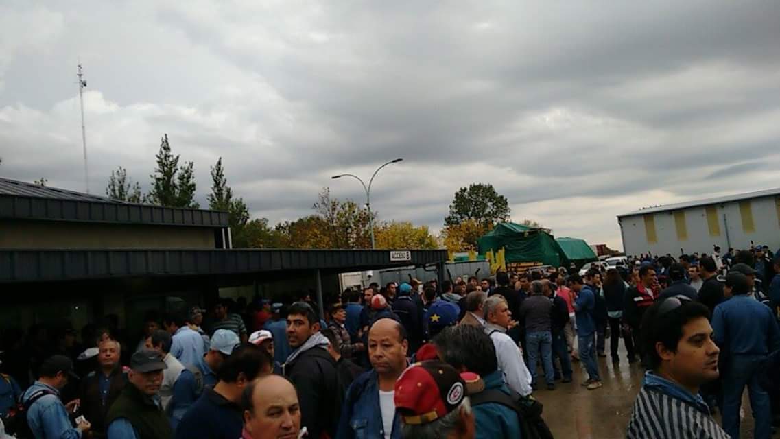 _marabuntas's tweet photo. ATUCHA. HOY Miles de personas fueron impedidas de entrar a su trabajo.Macri prevee despedir a los 2400 trabajadores. https://t.co/sQvtXBuTrF
