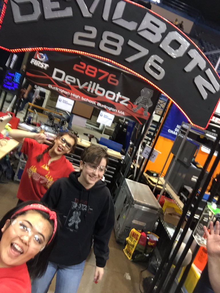 Can't get enough of this selfie stick <a href="/UTC/">United Technologies</a>! Especially the short girls :D #omgrobots #makingthingsbetter #unitedtech