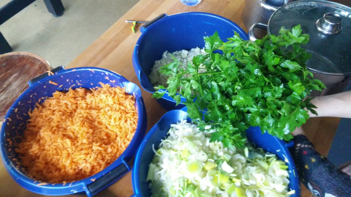 EduCamps's tweet image. 20:00 Uhr gibt es Abendessen im #sublab. #ecle16 ...ganz viel Rohkost ;) Wir freuen uns auf euch, bis gleich!