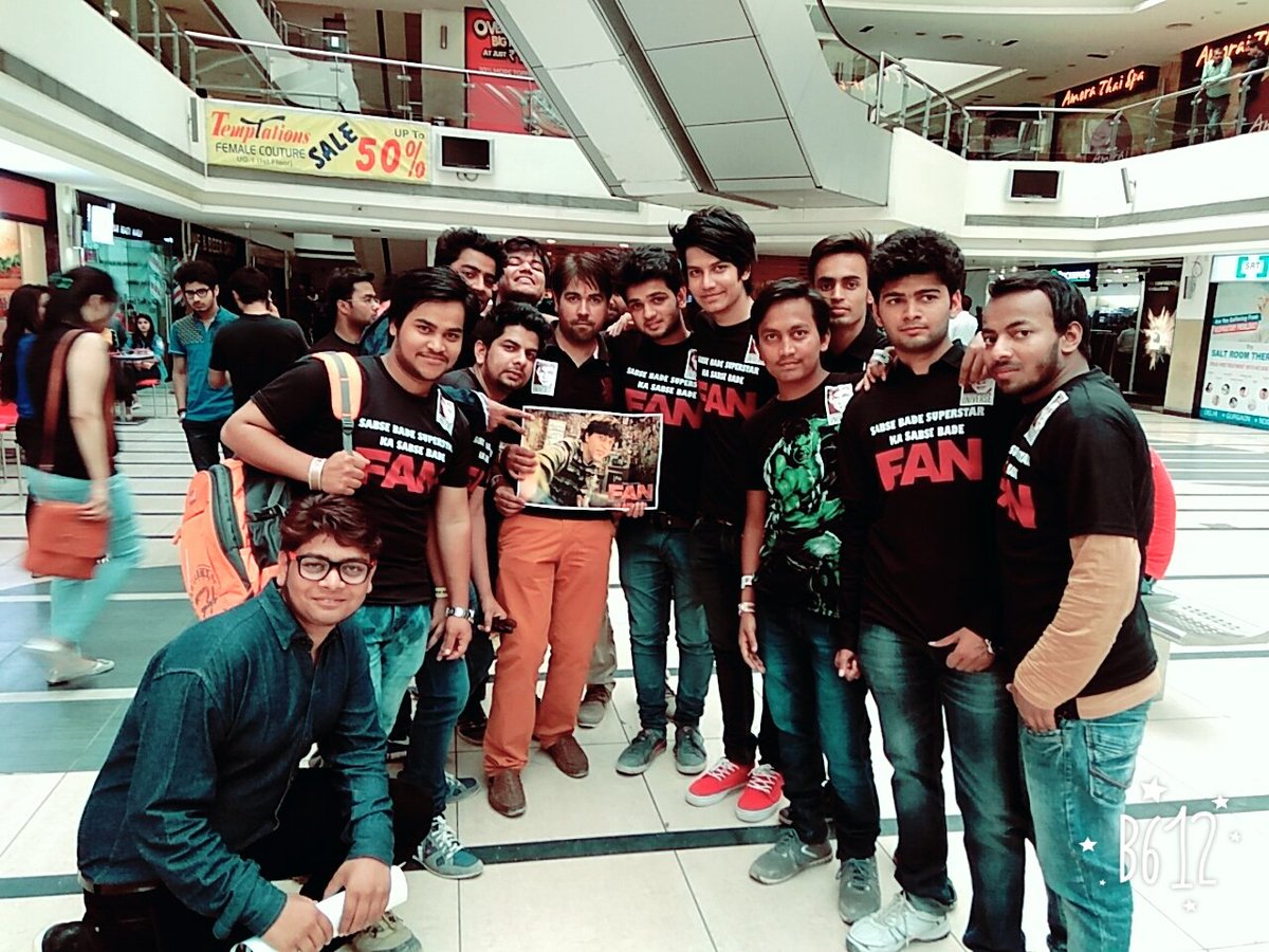 ask_abdus's tweet photo. #FanFirstDayFirstShow #Delhi
enjyd evry bit of it!
@iamsrk - rehne mat dena I knw ap samjhte Ho...(parody dialogue) https://t.co/vB07yv0vCt