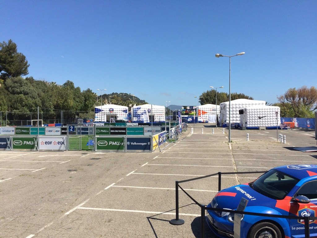 Keneo_Sport's tweet photo. Montage du #FFFTour en cours @VilleDeToulon. Rdv le 16 avril sur les plages du Mourillons ! @equipedefrance @FFF https://t.co/S095H9h0gB