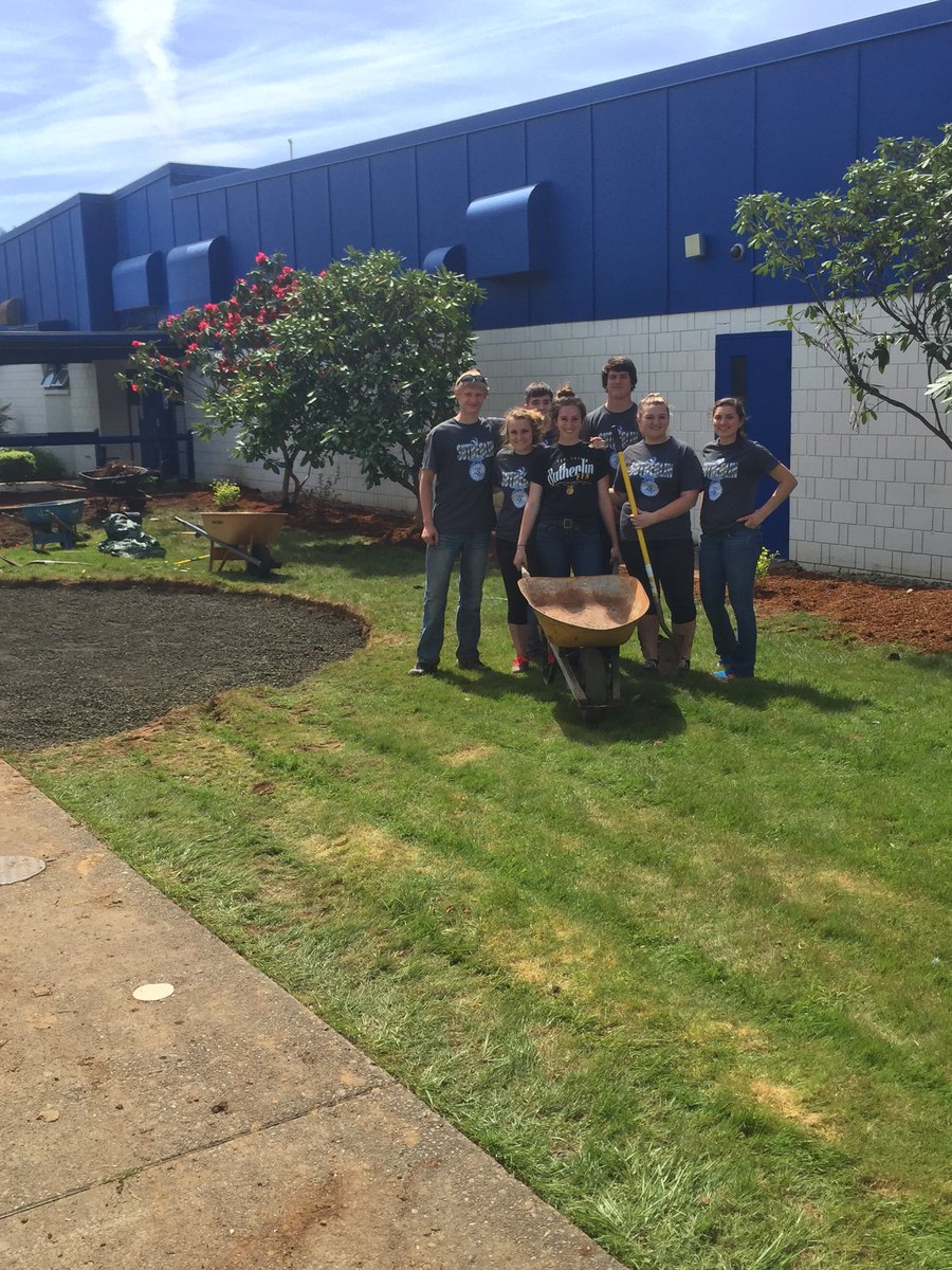 JustinHuntley's tweet photo. School Beautification Day! Students designed, planned and built projects around school. #pblblue https://t.co/mcpfQSm672