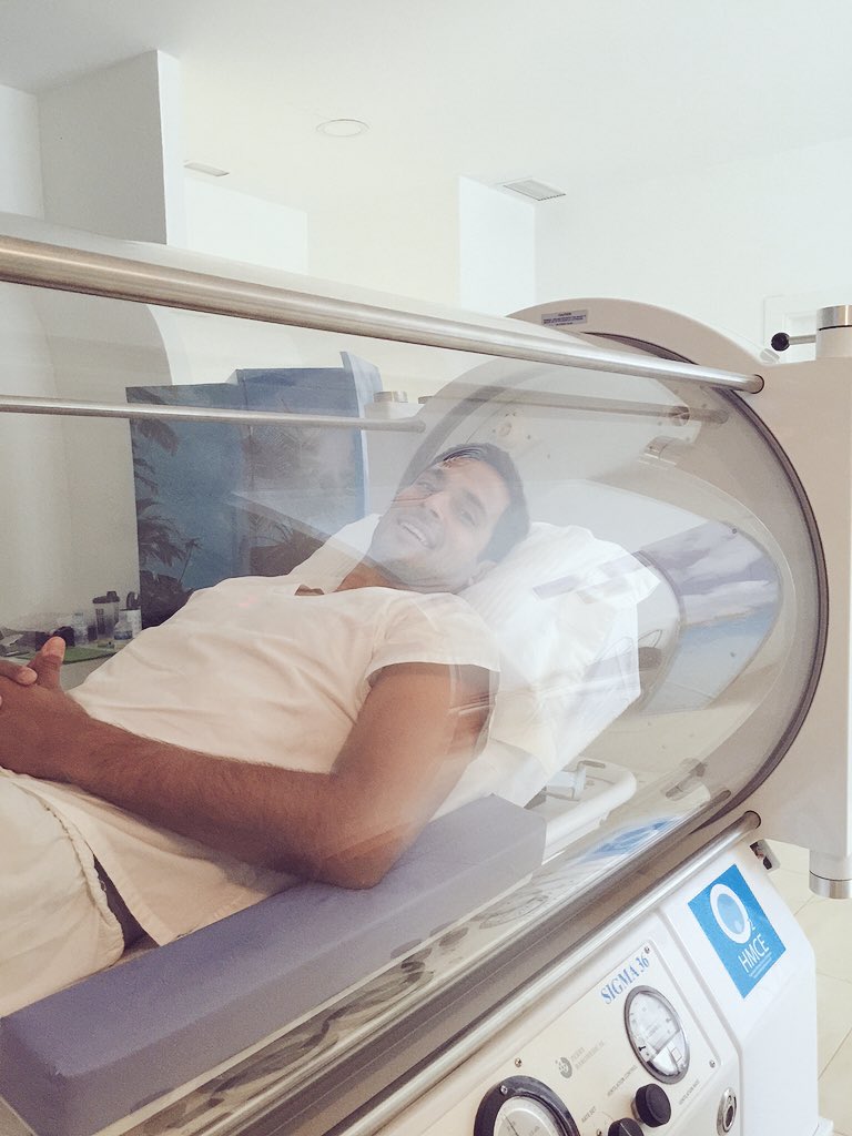 ALicintuna's tweet photo. Gracias a @RoqueSantaCruz jugador del @MalagaCF conocedor de la #medicina hiperbarica https://t.co/lOJuFcu5v5