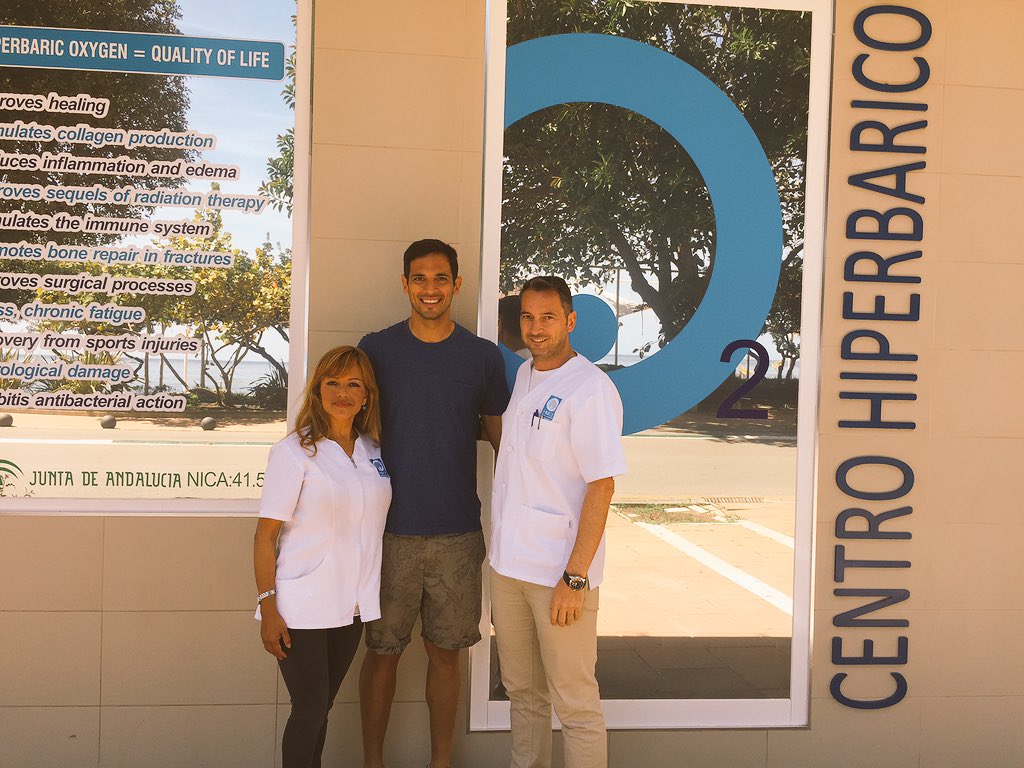 ALicintuna's tweet photo. Gracias a @RoqueSantaCruz jugador del @MalagaCF conocedor de la #medicina hiperbarica https://t.co/lOJuFcu5v5