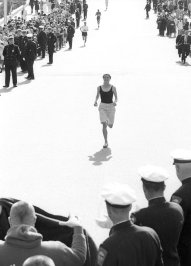 The incredible story of Bobbi Gibb, the first woman to run the #BostonMarathon:  nyti.ms/1O8CfBq