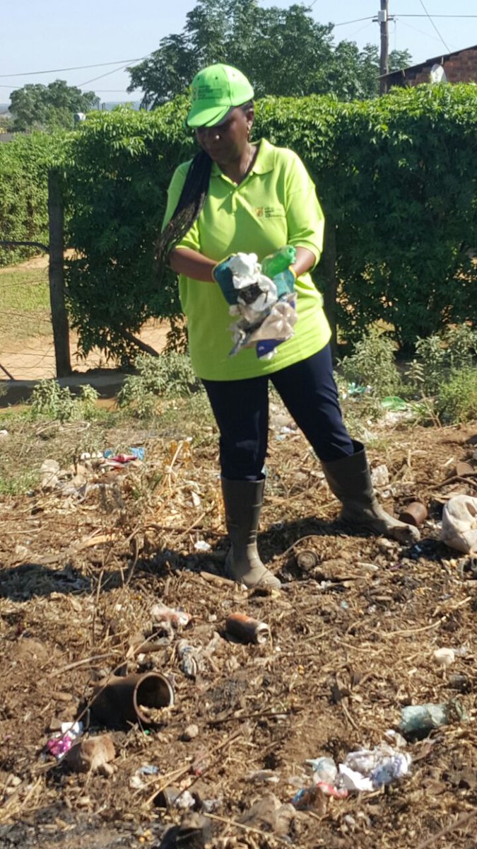 Energy_ZA's tweet photo. Happy birthday #DM Ambassador Thembisile Majola, #cleaningoperation in Valencia , Sundays River Valley Municipality. https://t.co/SFzeGWXQWO