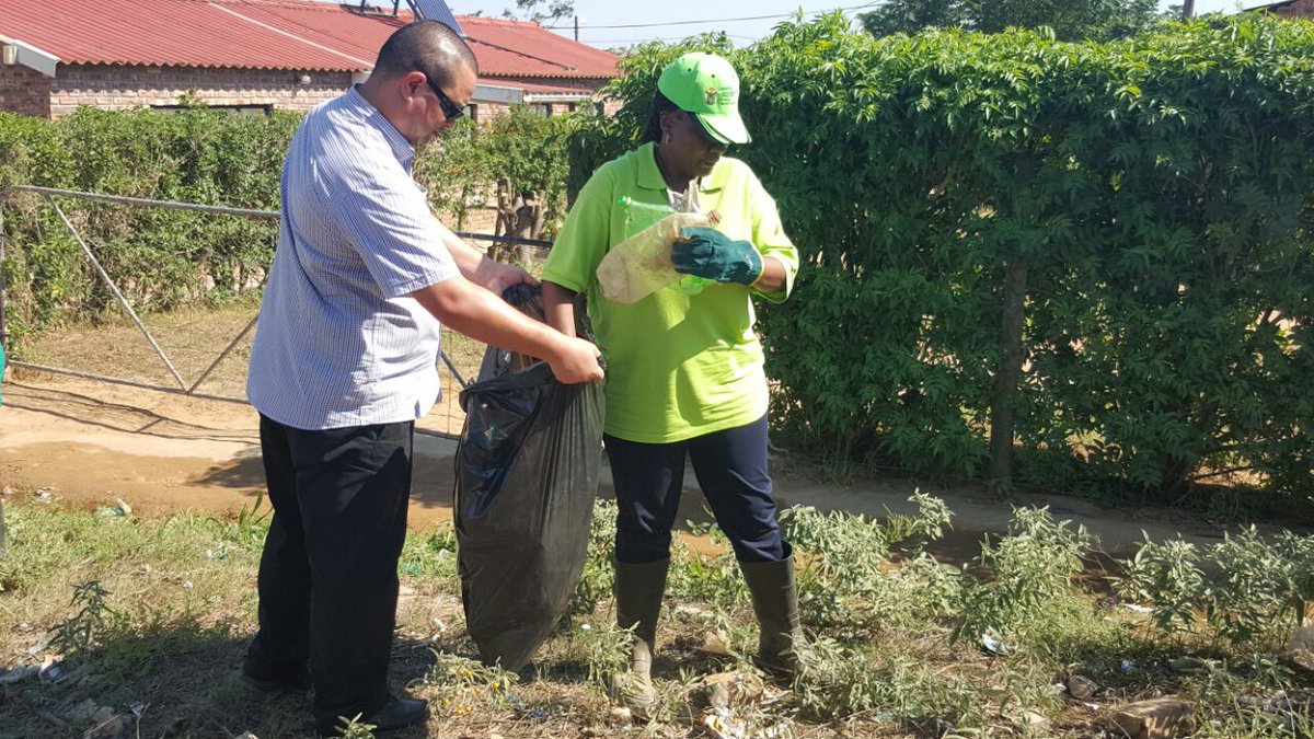 Energy_ZA's tweet photo. Happy birthday #DM Ambassador Thembisile Majola, #cleaningoperation in Valencia , Sundays River Valley Municipality. https://t.co/SFzeGWXQWO