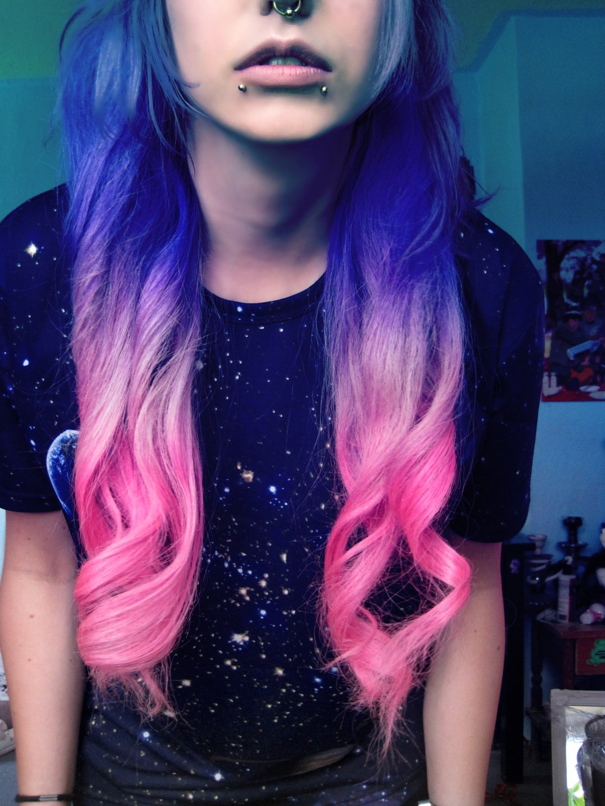 Девочка с сине розовыми волосами. Разноцветные волосы у девушек. Сине розовые волосы. Розово голубые волосы. Разноцветные волосы для девочек.