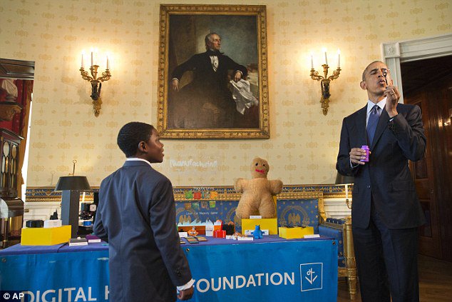 adskA360's tweet photo. POTUS plays with 3D printed bubble wand at #WhiteHouseScienceFair. https://t.co/1UPkeXFR5F https://t.co/en5afyd3m4