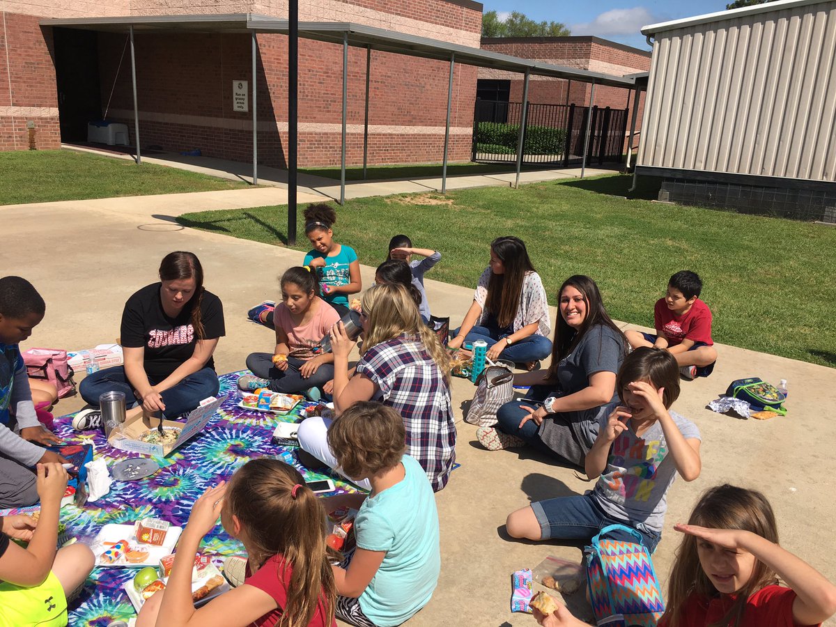 davis3_tes's tweet photo. Promoting attendance.. Perfect attendance picnic #celebratetes https://t.co/zW5zOcKKbX