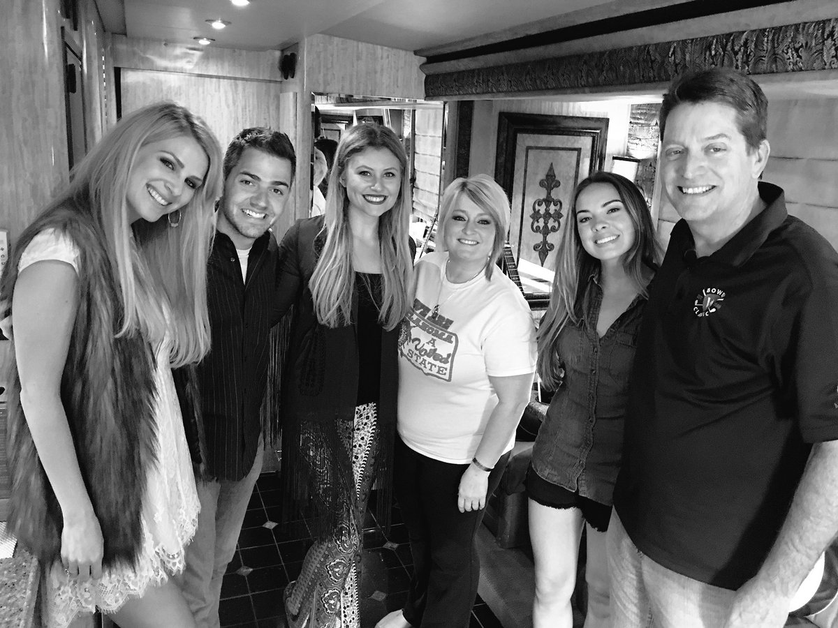 CarlyRaeOnAir's tweet image. @runawayjune fits a niche that country music has needed, they write TRADITIONAL songs, &amp;amp; bring a fresh sound- thx!