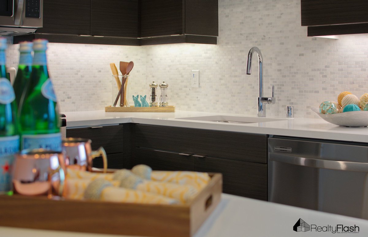RealtyFlashLLC's tweet image. Tile backsplash highlighted by undermounted cabinet lighting. #RealtyFlash #Interior #Kitchen