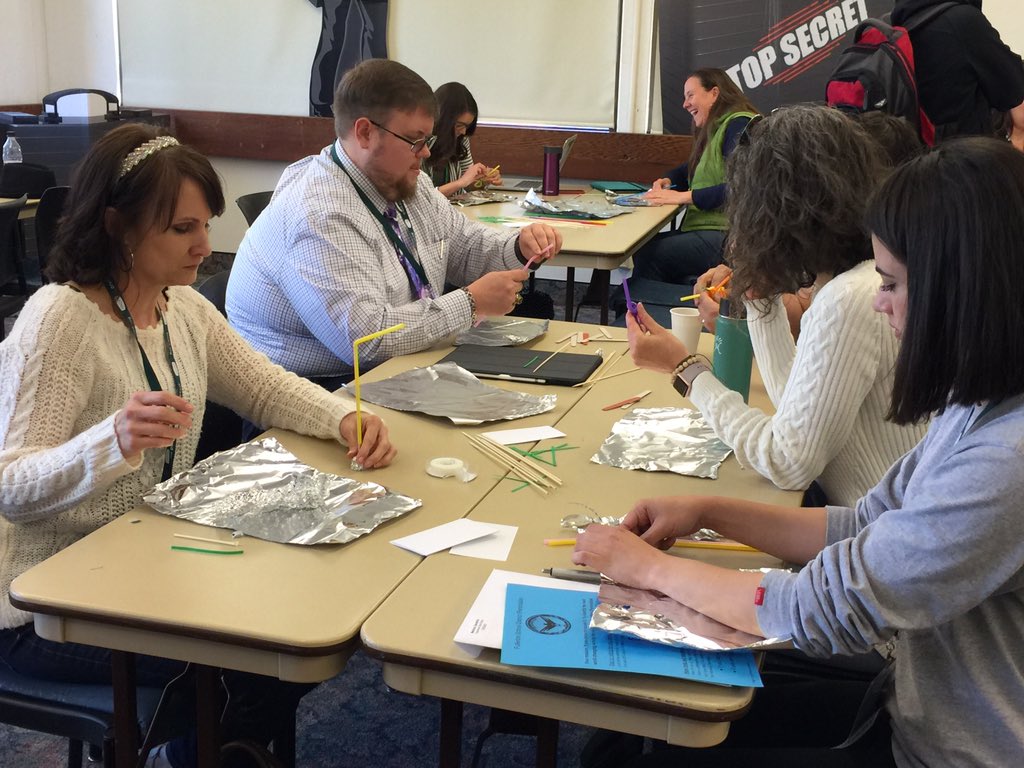 teachusingtech's tweet photo. #iPersonalize session starting with #tinfoil #superhero #fsdmaker1 https://t.co/GMRRGLP6gs
