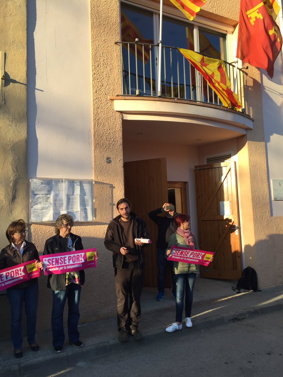 .<a href="/OlotXindep/">ANC Olot 🎗</a> i .<a href="/OmniumGarrotxa/">Òmnium Garrotxa</a> donant suport a <a href="/Mossen_Mel/">Enric</a> i altres regidors a #Mieres.Sempre endavant i sense por!