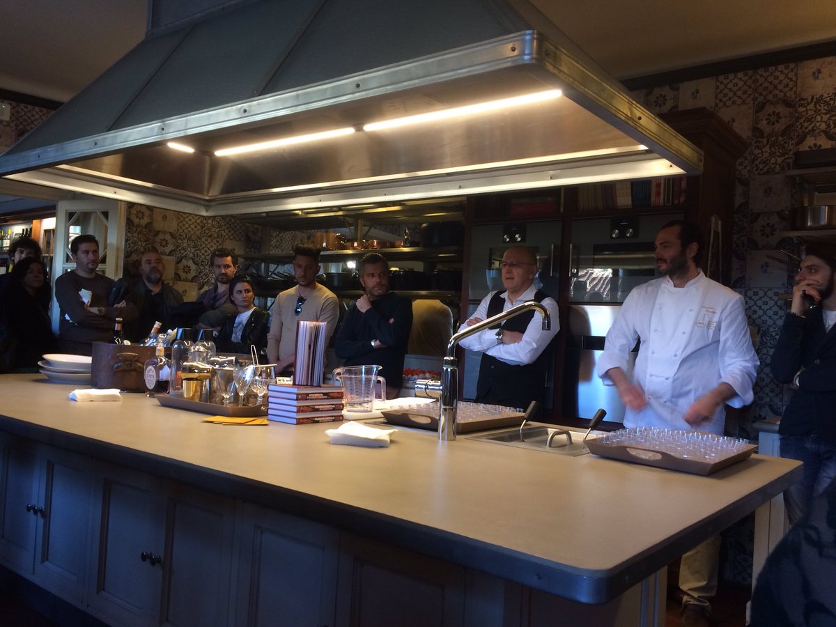 FCocktailWeek's tweet photo. La #masterclass con #lucapicchi a @DesinareFirenze #cocktail #negroni ieri oggi e domani #FCW16 https://t.co/vkpIyTLtN0